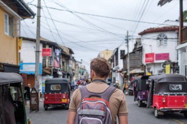 küçük twon Galle, Sri Lanka, sırt çantası ile yürüme seyahat adam