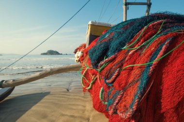 Kırmızı tekne ayakta Weligama Sri Lanka kum plajındaki üzerinde net. Geleneksel yol-in balık yakalamak