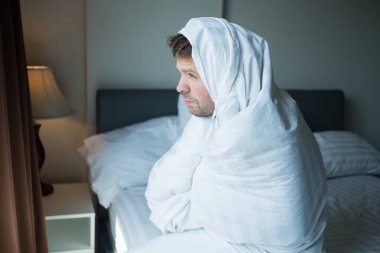 Genç sabah pencerenin yanında duran adam. O erken ayağa kalkar