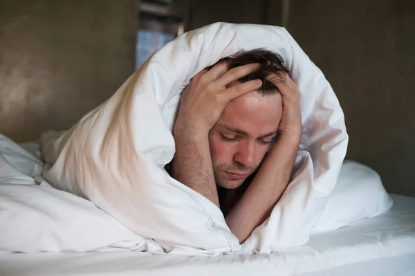 Homme déprimé couché dans son lit et se sentant mal — Photo