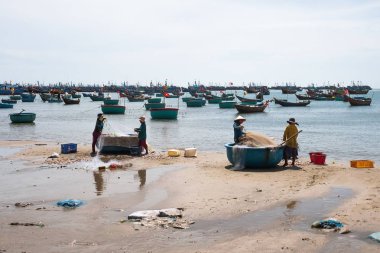 Muine, Vietnam - 27 Kasım 2017: balıkçı Muine sahilde balık ağları gün boyunca temizlik