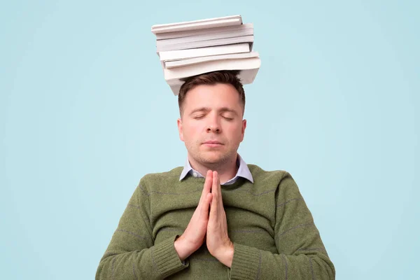 Скучный уставший студент колледжа с книгой на голове — стоковое фото
