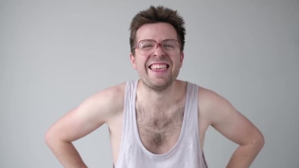 Lustiger junger Mann mit lustiger Brille lacht. — Stockvideo