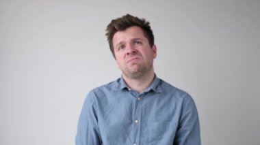 Kafkasyalı sıkılmış bir adam, bitkin bir halde sağa sola bakıyor.