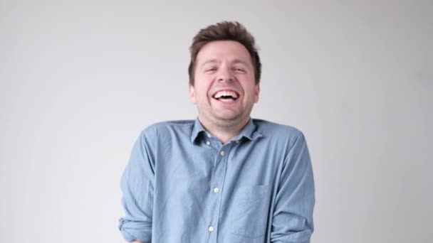 Jeune homme caucasien drôle riant sur sa blague ami . — Video