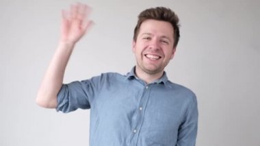 Bir adam onun el Merhaba gösterir