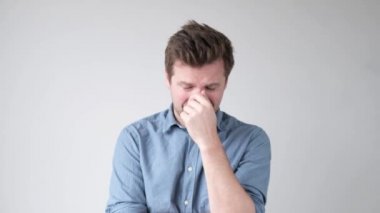 Adam ağlıyor, karamsar, pişmanlık duyuyor ya da üzülüyor. Kız arkadaşıyla kavga etmiş..