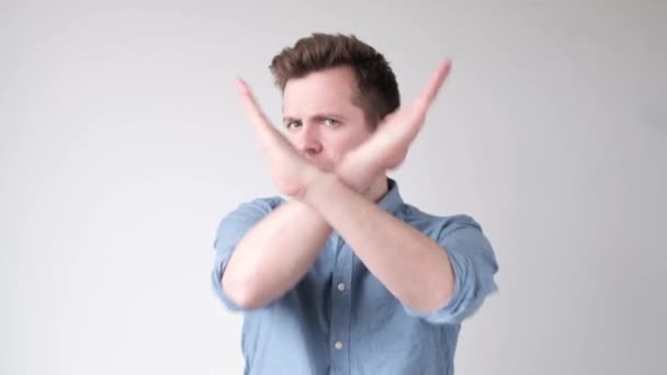 Молодий білий чоловік робить знак зупинки руками . — стокове відео
