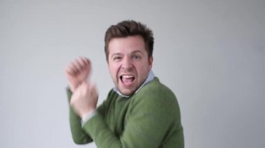 Yakışıklı, yakışıklı, beyaz bir adam. Partide dans ederken komik..