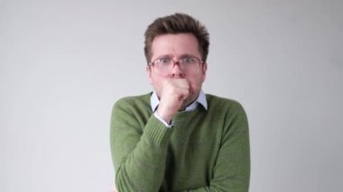 Adam öksürüyor, tek eliyle ağzını kapatıyor. Grip ya da bronşmeme kavramı.