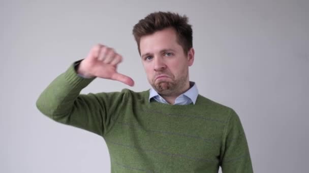 Homem mostrando polegar para baixo sinal no fundo branco . — Vídeo de Stock