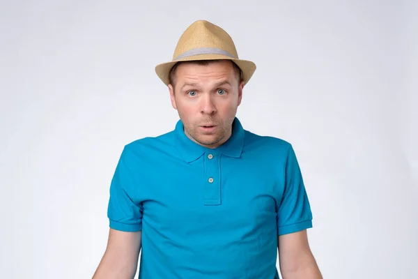 Confundido chico guapo en sombrero de verano y camiseta azul . —  Fotos de Stock
