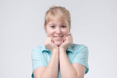 Öğrenci kız kameraya bakıyor ve heyecanla bağırıyor.