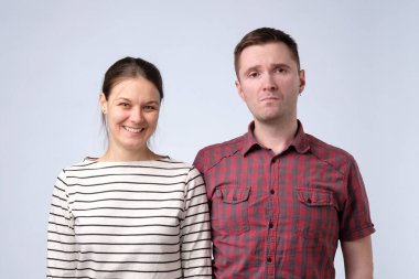 İlişki sorunları yaşayan depresif genç bir çift. Stüdyo çekimi