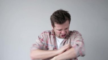 Kaşıntıyı elle kaşıyan bir adam. Sivrisinek ısırığından sonra ciltte sorun var.