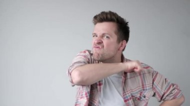 Öfkeli adam öldürecek. Kafkasyalı adam öfkeden suratını buruşturuyor, bıçağı taklit ediyor, boğazını kesiyor.