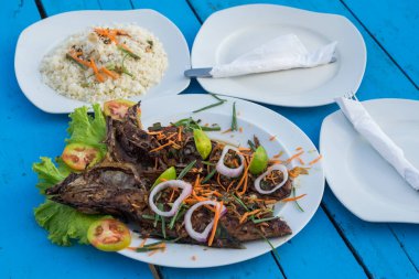 Mavi masada nefis ızgara balık. Tatil sırasında sağlıklı yiyecek kavramı