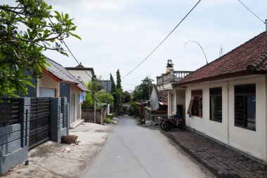 Bali, Endonezya - 13 Aralık 2017: Bali 'de geleneksel evleri olan yerel köy yolu