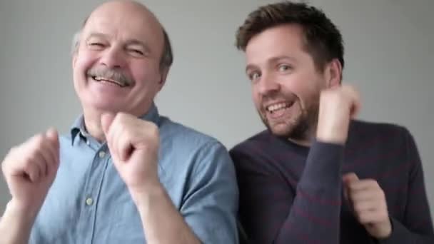 Dois belos amigos do sexo masculino dançando na festa de aniversário . — Vídeo de Stock