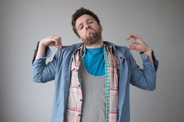 Homem cómico sem gosto com várias camisas. Vesti as minhas melhores roupas. . — Fotografia de Stock