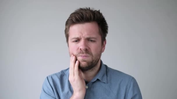 백인 남성의 치아에 통증 이 있다. 뇌염, 폐염의 개념 — 비디오