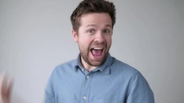 Heyecanlı olgun İspanyol adam, zaferi el kaldırarak kutluyor.