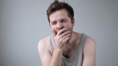 Kafkasyalı yorgun adam uykusuzluktan muzdarip sabah esniyor.