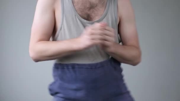 Vtipný nepořádný muž tančí a dělá podivné pohyby. Bez tváře. — Stock video