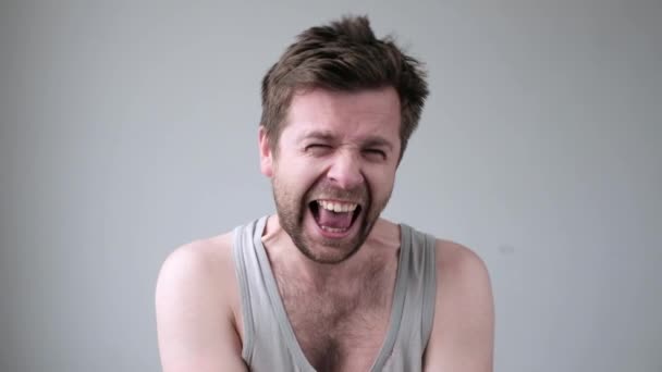 Galna skrattande ansikte av stökig kaukasisk man — Stockvideo