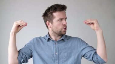 Genç stresli adam elleriyle konuşuyor, zihinsel manik depresif bozukluk çekiyor..