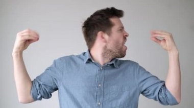 Genç stresli adam elleriyle konuşuyor, zihinsel manik depresif bozukluk çekiyor..