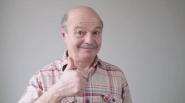 Mutlu kıdemli İspanyol adam gülümsüyor. Seçiminizi onaylıyor.