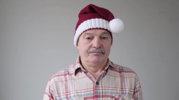 Mature hispanic sad man in christmas hat — Stock Video