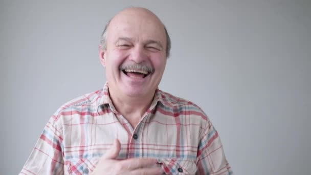 Lächelnder 90-jähriger älterer, gutaussehender Mann — Stockvideo