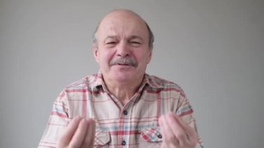 İtalyan jesti yapan kel, yakışıklı, İspanyol bir adam..