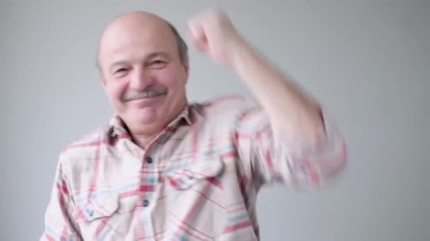 Щасливий старший чоловік святкує перемогу розважається, танцює . — стокове відео