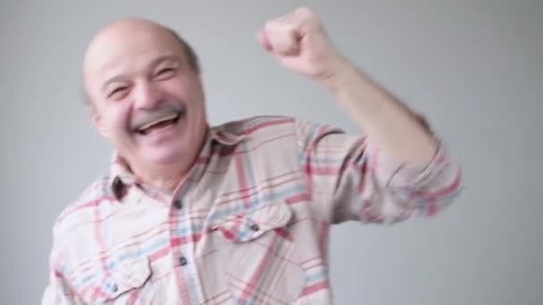 Happy senior man celebrating victory having fun, dancing. — Stockvideo