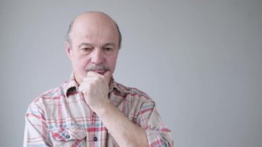 Ne seçeceğine karar veren olgun beyaz bir adam..