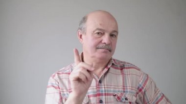 İspanyol kıdemli bir adam çocuklarına ahlak dersi vermemek gerektiğini söylüyor.