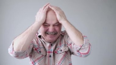 Üzgün, stresli son sınıf hasta, yorgun adam işte kötü bir günden sonra