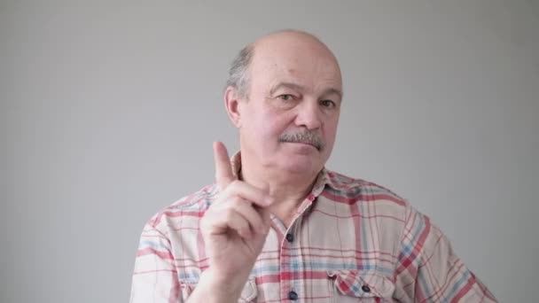 Hombre hispano mayor diciendo que no moralizará dar consejos a sus hijos — Vídeo de stock