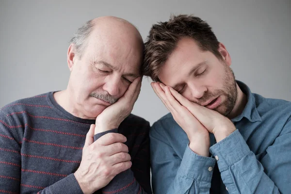 Männer lehnen sich kopfüber auf Handfläche und fühlen sich müde, schlafen im Stehen. — Stockfoto