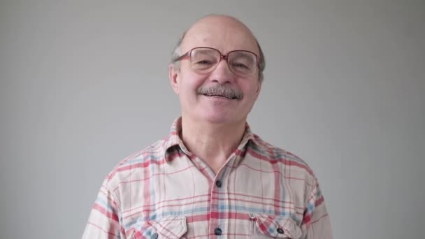 Smiling mature casual hispanic man with glasses lookinng at camera. — Stock Video