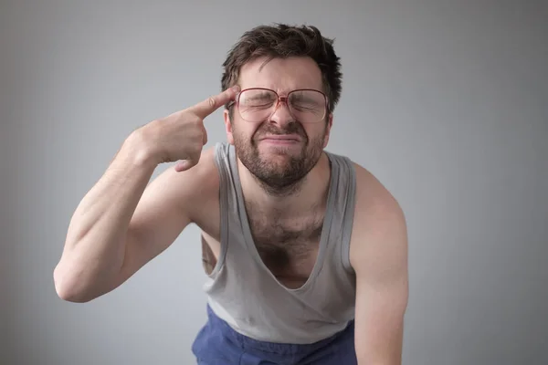 Mann versucht, sich an etwas oder ein Wort zu erinnern, das er an der Zungenspitze hat. — Stockfoto