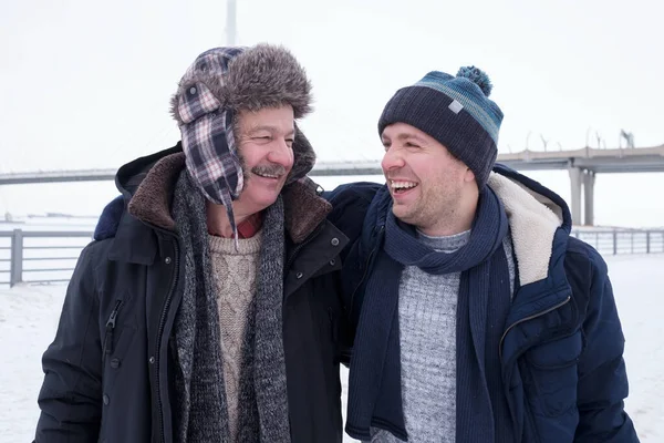 Kaukasische Senioren und junge Männer stehen draußen im Schnee Wintertag — Stockfoto