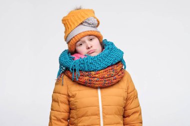 Birkaç şapkalı ve eşarplı genç kadın üzgün bir ifadeyle kameraya bakmaktan hoşlanmaz..