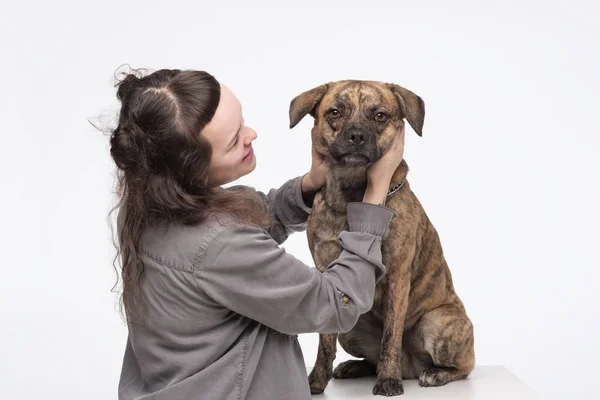 Jovem mulher bonita abraçando seu cão. feliz proprietário abraçando seu melhor amigo pet — Fotografia de Stock