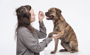 Genç ve güzel bir kadın köpeğine iyi halden dolayı ödül veriyor.