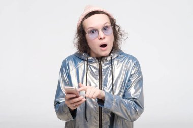 Bir kadın rahatsız edici hareketler yapar, suratını asar, hoş olmayan bir mesaj alır, kameraya bakar.