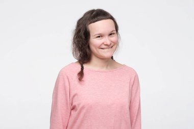 Kızın nasıl para kazanılacağı konusunda harika bir fikri var. Çekici Avrupalı kadın merakla gülümsüyor, düşünüyor